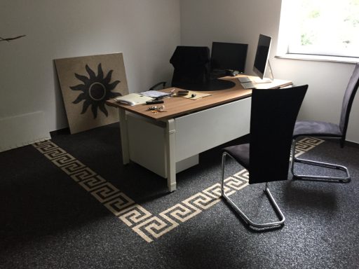 Büro mit dekorativen Bodenmuster